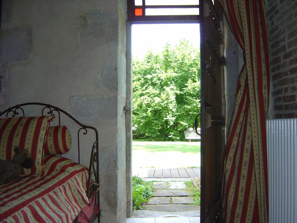 Hotel Les Orangeries Lussac-les-Châteaux Exterior foto
