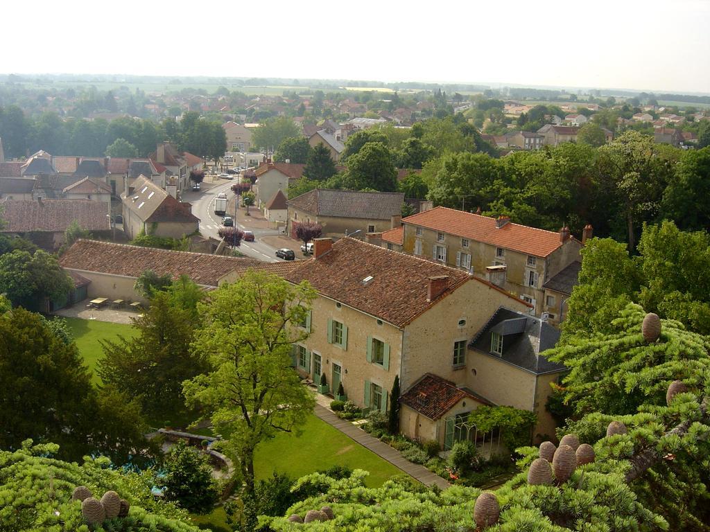 Hotel Les Orangeries Lussac-les-Châteaux Exterior foto